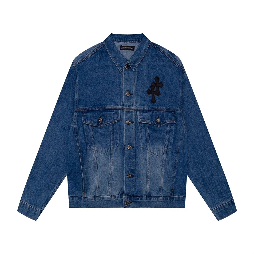 P320 Style No.: H324 Chrome Hearts Chrome Hearts Logo Leather Couple's Washed Denim Jacket, Super Invincible Hot Sale, The Best Item for This Weather, Cool Oversize Style. The classic cross white logo is all over the whole dress, and the large cross leather label on the back is the finishing touch. It is generous and full of personality, without being exaggerated. It is a perfect versatile style for spring and summer! It is made of 100% denim cotton fabric with heavy thread count and washed with water to ensure a stiff and tough shape while being comfortable and breathable against the skin. The high-density embroidery of Sanskrit letters is ultra-exquisite. The original molded custom buttons, large cross leather label, and Croxin's silver jewelry details are all luxurious! Casual and loose fit, lazy and casual, the same style for men and women. It is very trendy to match it with sweatpants and wide-leg pants casually. The focus is on versatility. It can be used as a jacket in spring and autumn. Size: S–XL Color: blue